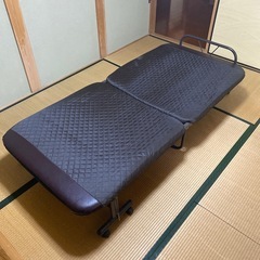折り畳みシングルベッド　スチールパイプ製　金属製　ブラウン