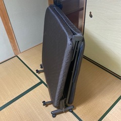折り畳みシングルベッド　スチールパイプ製　金属製　ブラウンの画像