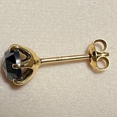 K18天然ブラックダイヤ１ct 一粒ピアスの画像