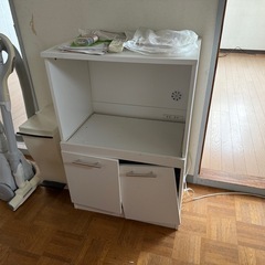 棚、掃除機、ゴミ箱