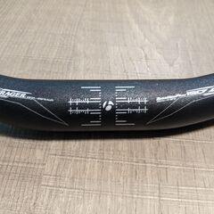 美品 ボントレガー　フラットハンドルバー　クロスバイク 用　58.5㎝（直線実測値）の画像