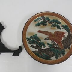 九谷焼 嶺岳 飾り皿 松鷹図 スタンド付き 直径36.5cm×高さ5cmの画像
