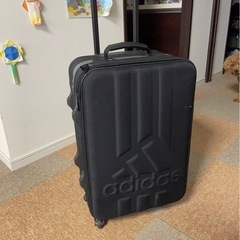 adidasのキャリーケース