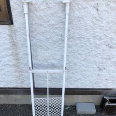 JM19974K）突っ張り棚≺幅：約30cm 奥行：約7cm 高さ：約73~123cm> 中古品【取りに来られる方限定】 の画像
