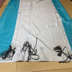 ホワイト系タープ(裏はブルー系)　葉模様　花柄　オーニングの画像