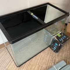 曲げガラス水槽と台の画像