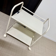 オフィスチェア2脚とキッチンラックセットの画像