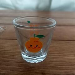 小さなコップとルービックキューブの画像