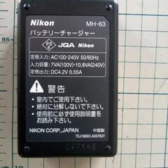 デジカメ用の充電器とリチウムイオン電池の画像