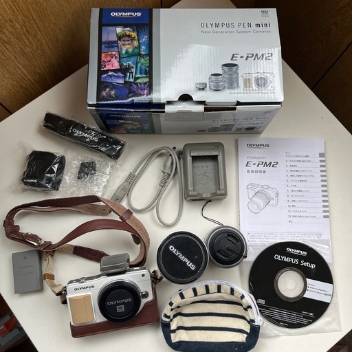 お取置き中【ミラーレス一眼】OLYMPUS PEN mini E-PM2  ダブルズームキット  ホワイト　デジタルカメラ　本革ボディージャケット＆ショルダーストラップ　無線LAN搭載SDカードのおまけつき
