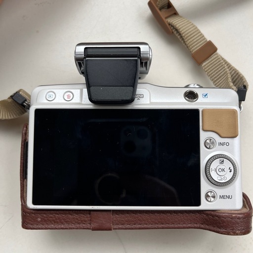 お取置き中【ミラーレス一眼】OLYMPUS PEN mini E-PM2  ダブルズームキット  ホワイト　デジタルカメラ　本革ボディ