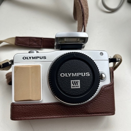 お取置き中【ミラーレス一眼】OLYMPUS PEN mini E-PM2  ダブルズームキット  ホワイト　デジタルカメラ　本革ボディ