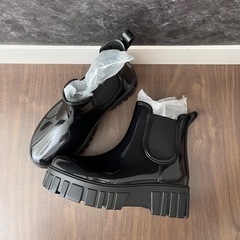 黒の厚底レインシューズの画像