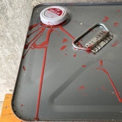 【引取り限定】5割残！中古ペンキクリーム系ホワイト 屋外塗装用 油性塗料 DIYおまけの赤（レッド）付きの画像