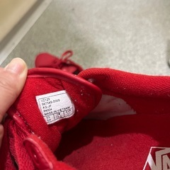 バンズ赤スニーカーの画像