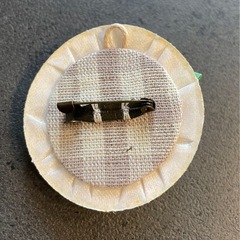 つまみ細工の紫陽花で作る、ハットのブローチの画像