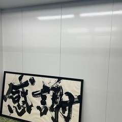 壁か天井から額縁を吊るすか、かけたい