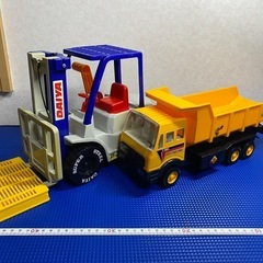 【中古品】大きなフォークリフトとダンプトラック