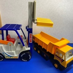 【中古品】大きなフォークリフトとダンプトラックの画像