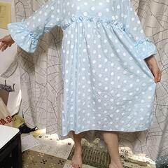 白とブルーの水玉模様 半袖ロングワンピース　おしゃれの画像