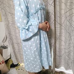 白とブルーの水玉模様 半袖ロングワンピース　おしゃれの画像