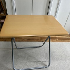 折りたたみ机の画像