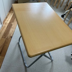 折りたたみ机の画像