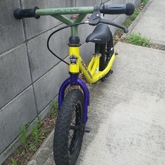 ペダル無し自転車　ストライダーの画像