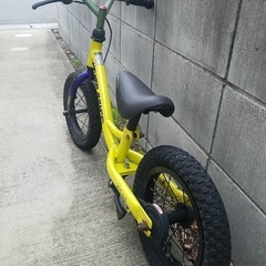 ペダル無し自転車　ストライダーの画像