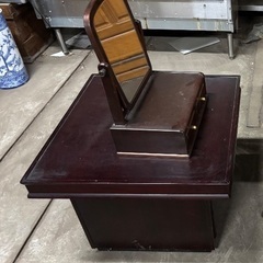 鏡と鏡台になります