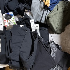 新品、NIKI中古美品の洋服とスニーカー、男(XL)女(Ｌ)55点の画像