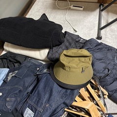 新品、NIKI中古美品の洋服とスニーカー、男(XL)女(Ｌ)55点の画像