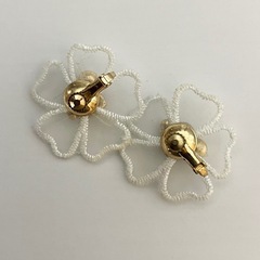 涼しげなお花のイヤリング/大ぶり/ネジバネ式/華やか/夏/ビジューの画像