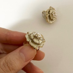 白いお花の上品イヤリング/ノンホール/高見えの画像