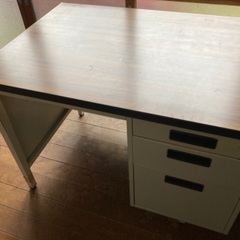 金属製の机の画像