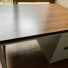 金属製の机の画像