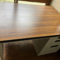 金属製の机の画像