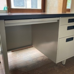 金属製の机