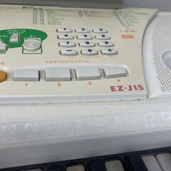 ☆中古￥4,500！YAMAHA　スタンド付き電子ピアノ　家電　EZ-J15型　【BF069】の画像