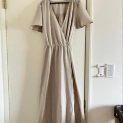 GU カシュクールフレアスリーブワンピース　ベージュ　Mサイズの画像
