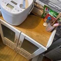 とにかく可愛い食器棚の画像