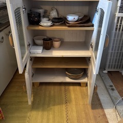 とにかく可愛い食器棚の画像