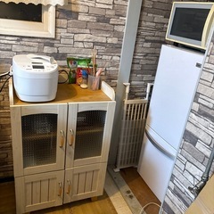 とにかく可愛い食器棚の画像