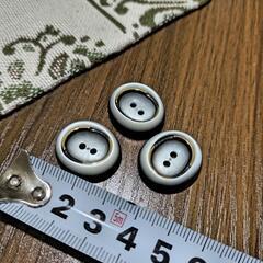大きい モノクロ 金 レトロボタン 2個の画像