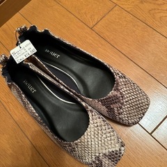 新品パンプス
