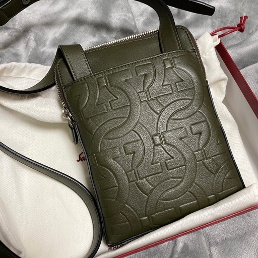 フェラガモ　ショルダーバッグ