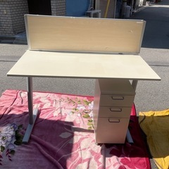 デスク　シンプル　機能的　実用的　
