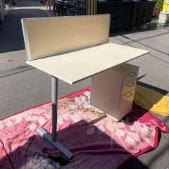 デスク　シンプル　機能的　実用的　の画像
