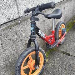 ブレーキ付きのキックバイク。ペダルなし自転車。の画像
