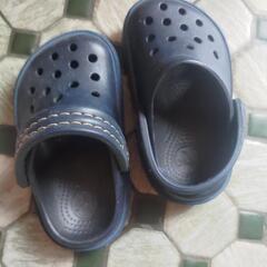 アシックス子供靴とクロックス子供サンダルの画像